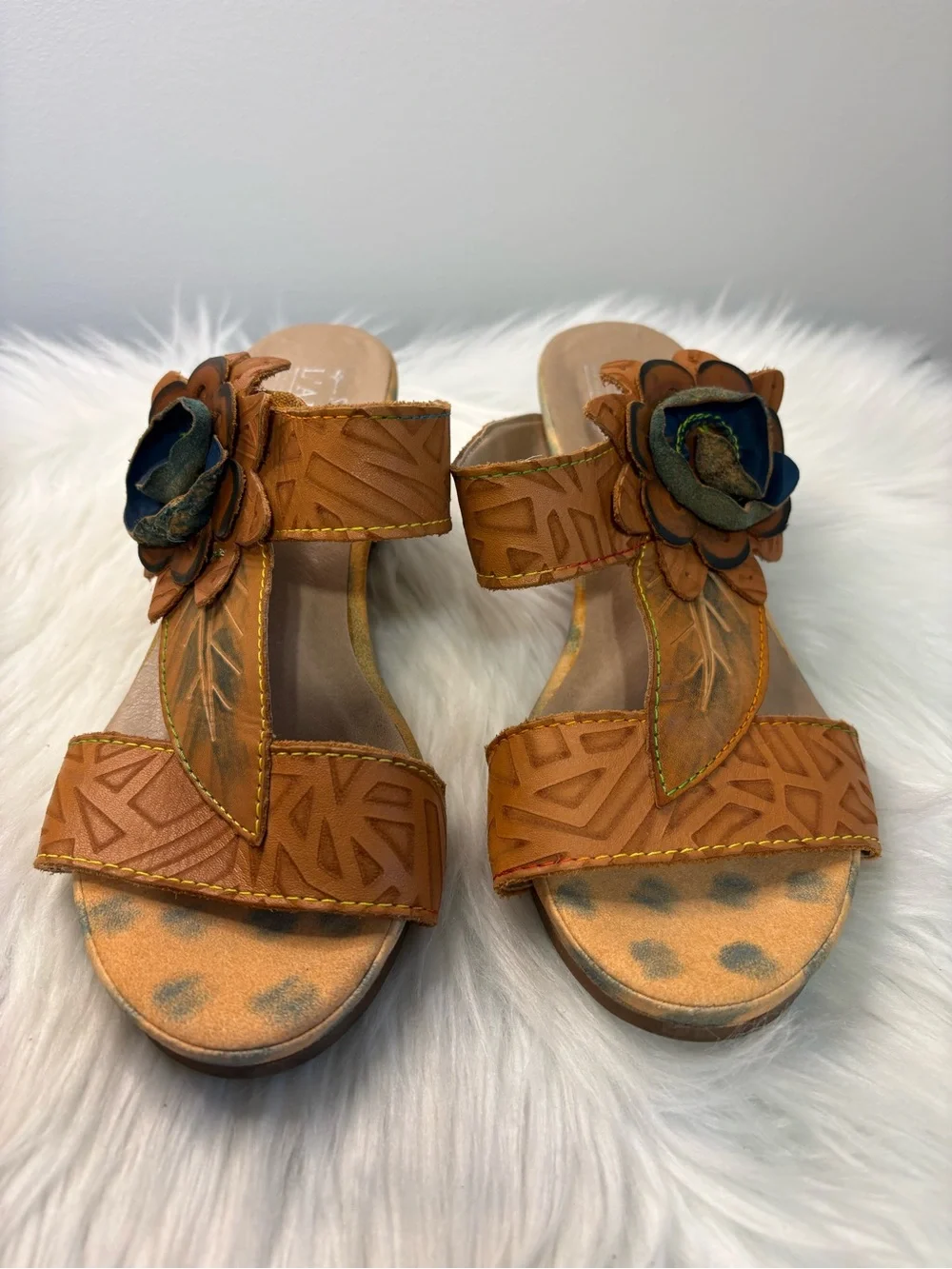 L'ARTISTE Cognac Leather Floral Appliqué Slide Sandals - Picture 2 of 13